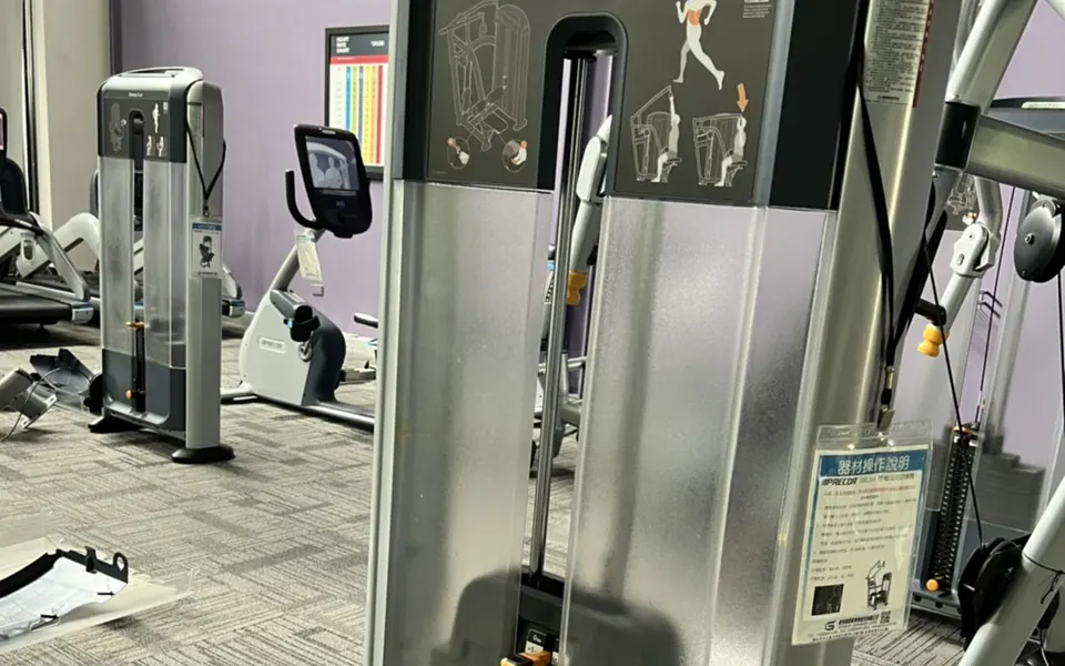 A cable lat pulldown machine with a weight stack