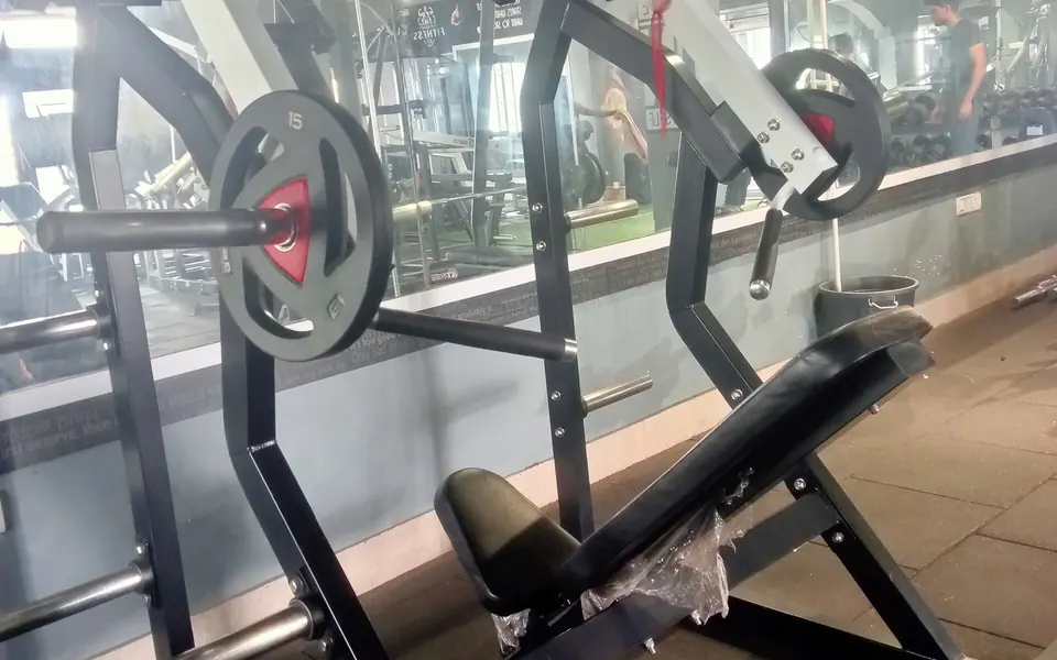A plate-loaded shoulder press machine